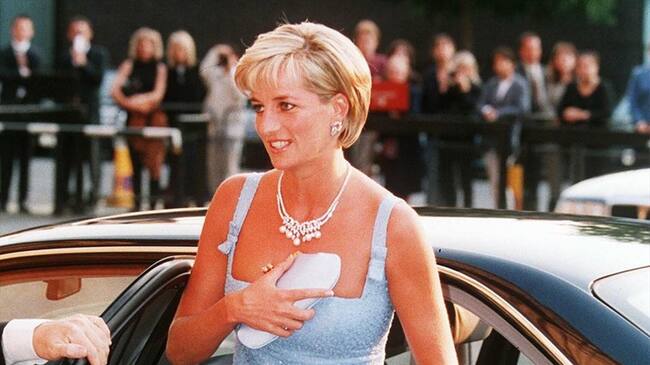 La casa de subastas Guernsey de Nueva York ha sacado a la venta un collar y unos pendientes bautizados como 'El lago de los cisnes' después de que la fallecida princesa Diana de Gales. Foto: Bang Media