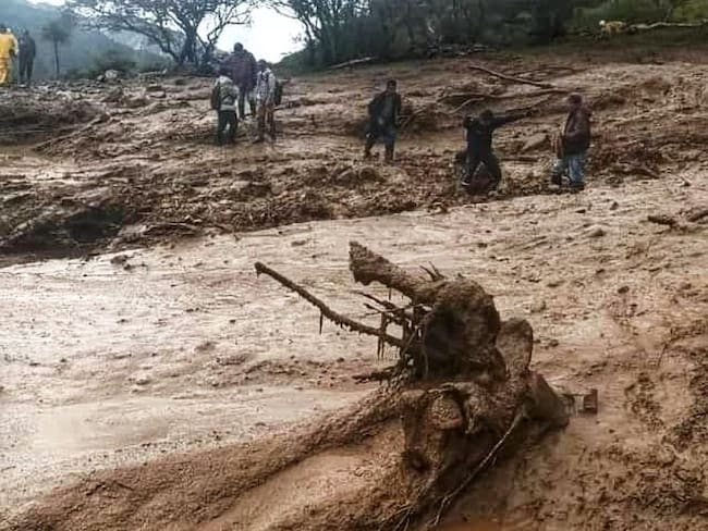 Rocas y troncos que arrastró el agua fueron a parar a los hogares. Crédito: Bomberos Sotará, Cauca.