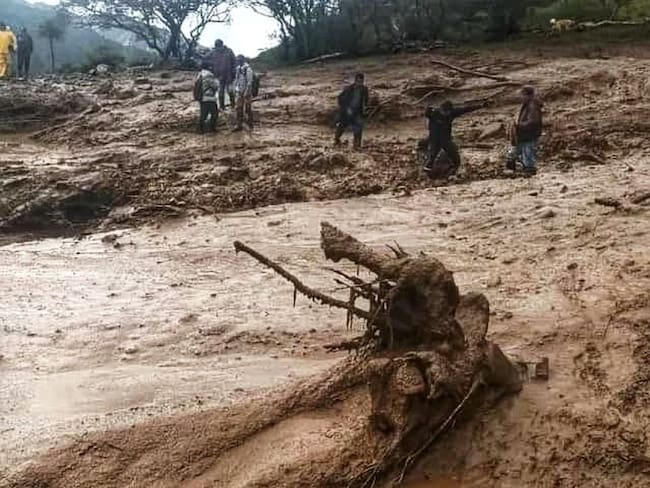 Rocas y troncos que arrastró el agua fueron a parar a los hogares. Crédito: Bomberos Sotará.