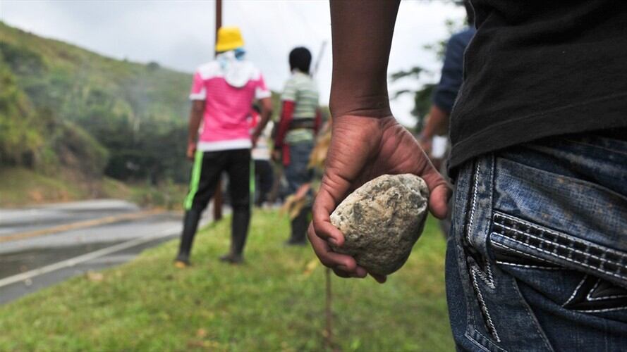 Un joven agredió a la Fuerza Pública y originó que una multitud atacara con piedras la estación. Foto: Getty Images