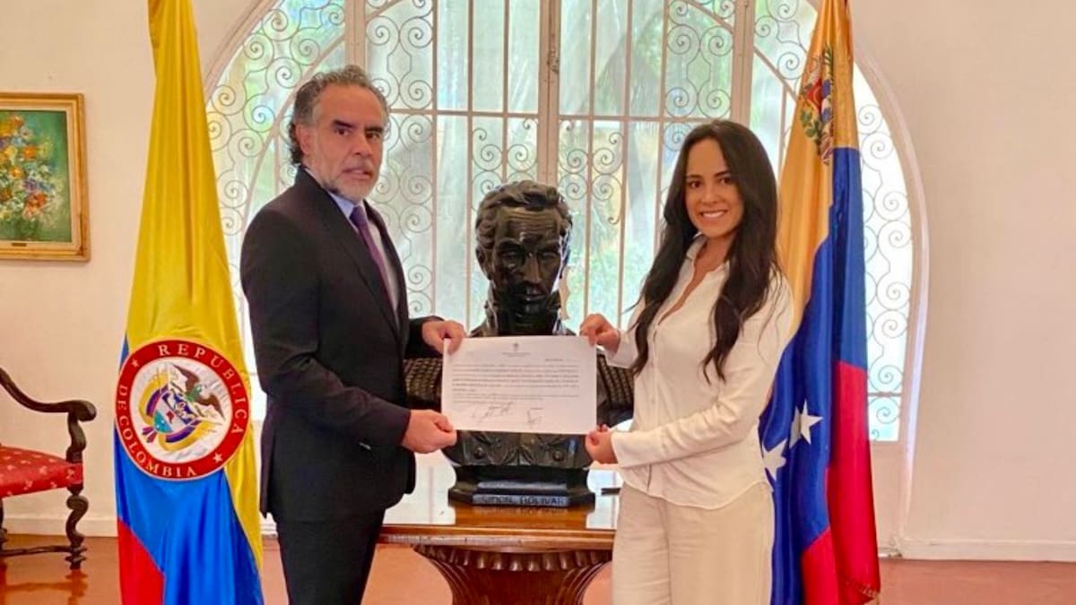 Lorena Arboleda sale de la Embajada de Venezuela y llega al Consulado de Caracas