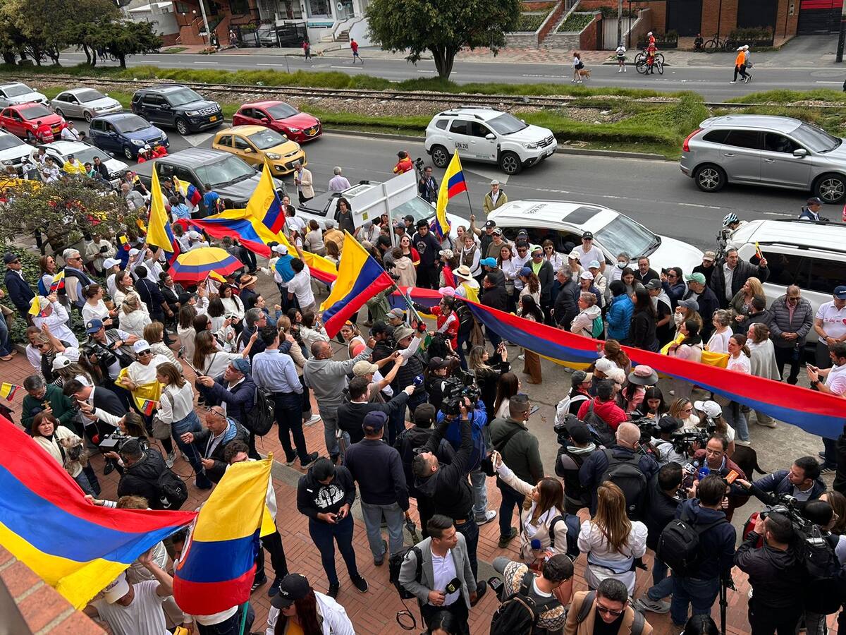 Marcha en apoyo a Miguel Uribe tras sufrir atentado en Bogotá