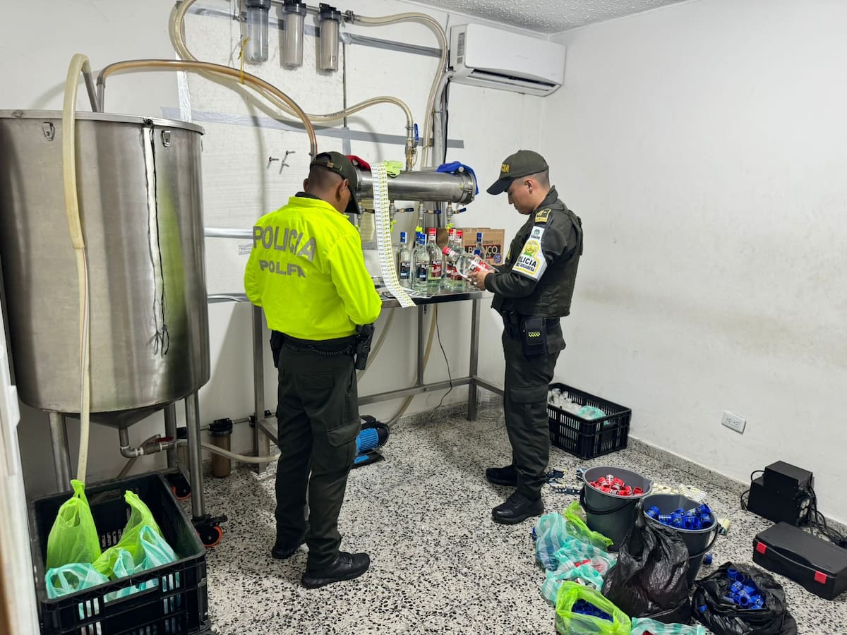 Descubren fábrica ilegal de aguardiente en Cali que producía 500 botellas diarias