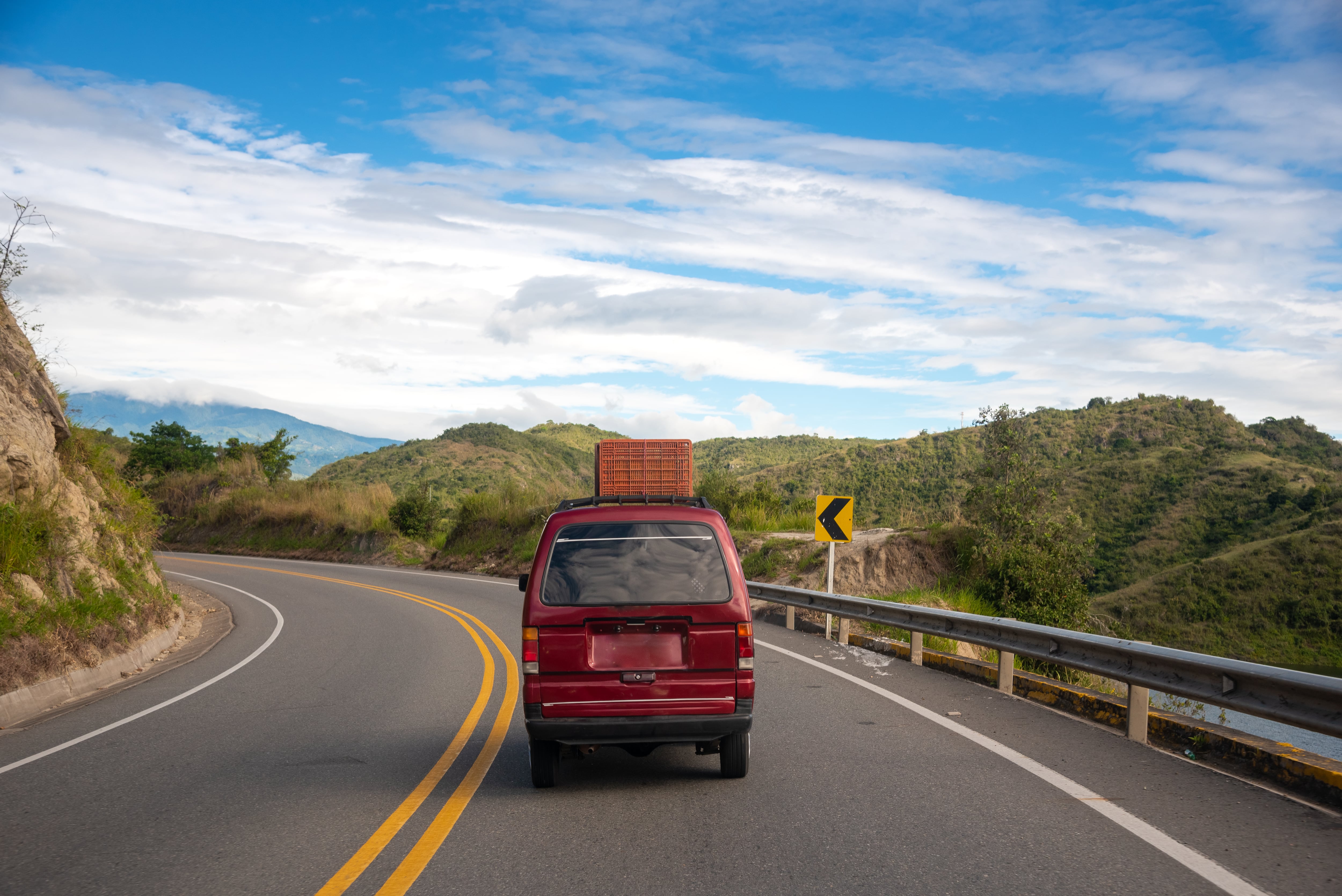 Carro rojo en carretera, Colombia. (Getty Images)