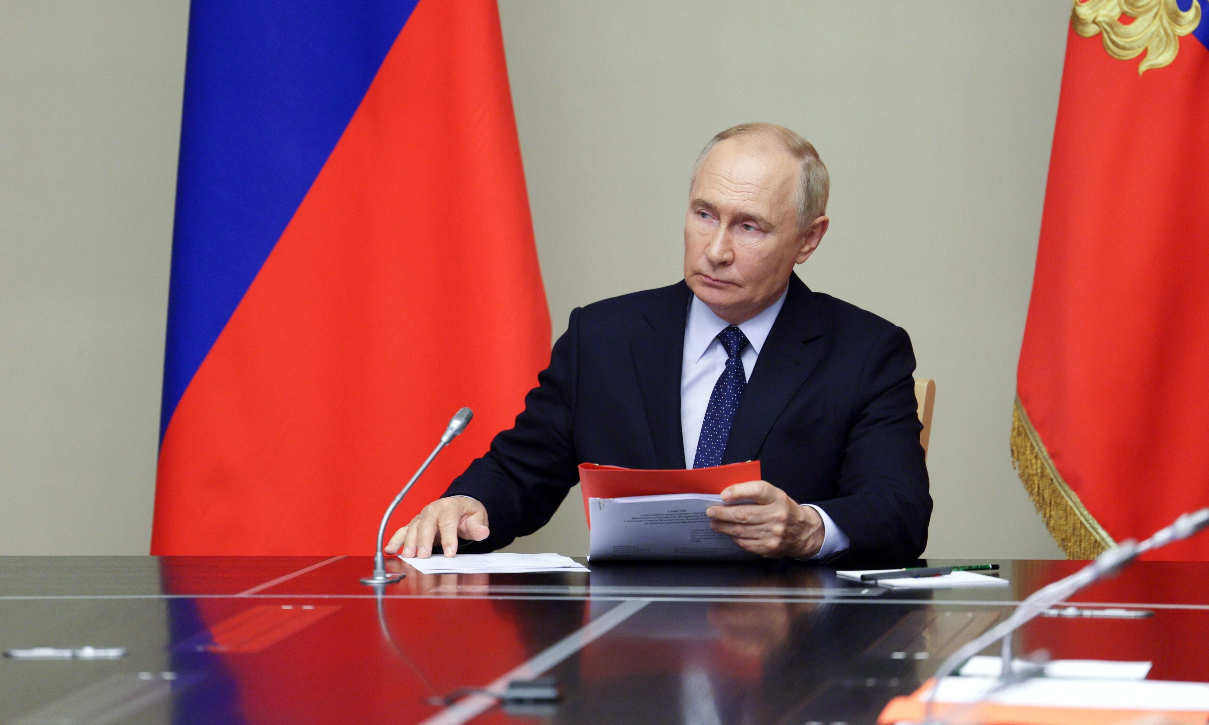 Novo-ogaryovo (Russian Federation), 08/08/2024.- Russian President Vladimir Putin chairs a meeting with members of the Russian Security Council at the Novo-Ogaryovo state residence, outside Moscow, Russia, 09 August 2024. According to Andrei Belostotsky, acting deputy governor of the Kursk region, at least four people were killed as a result of attacks by the Ukrainian Armed Forces in the Kursk region that started on 06 August, while over 3,000 civilians were evacuated from border areas. (Rusia, Ucrania, Moscú) EFE/EPA/ALEKSEY BABUSHKIN/SPUTNIK/KREMLIN POOL / POOL MANDATORY CREDIT