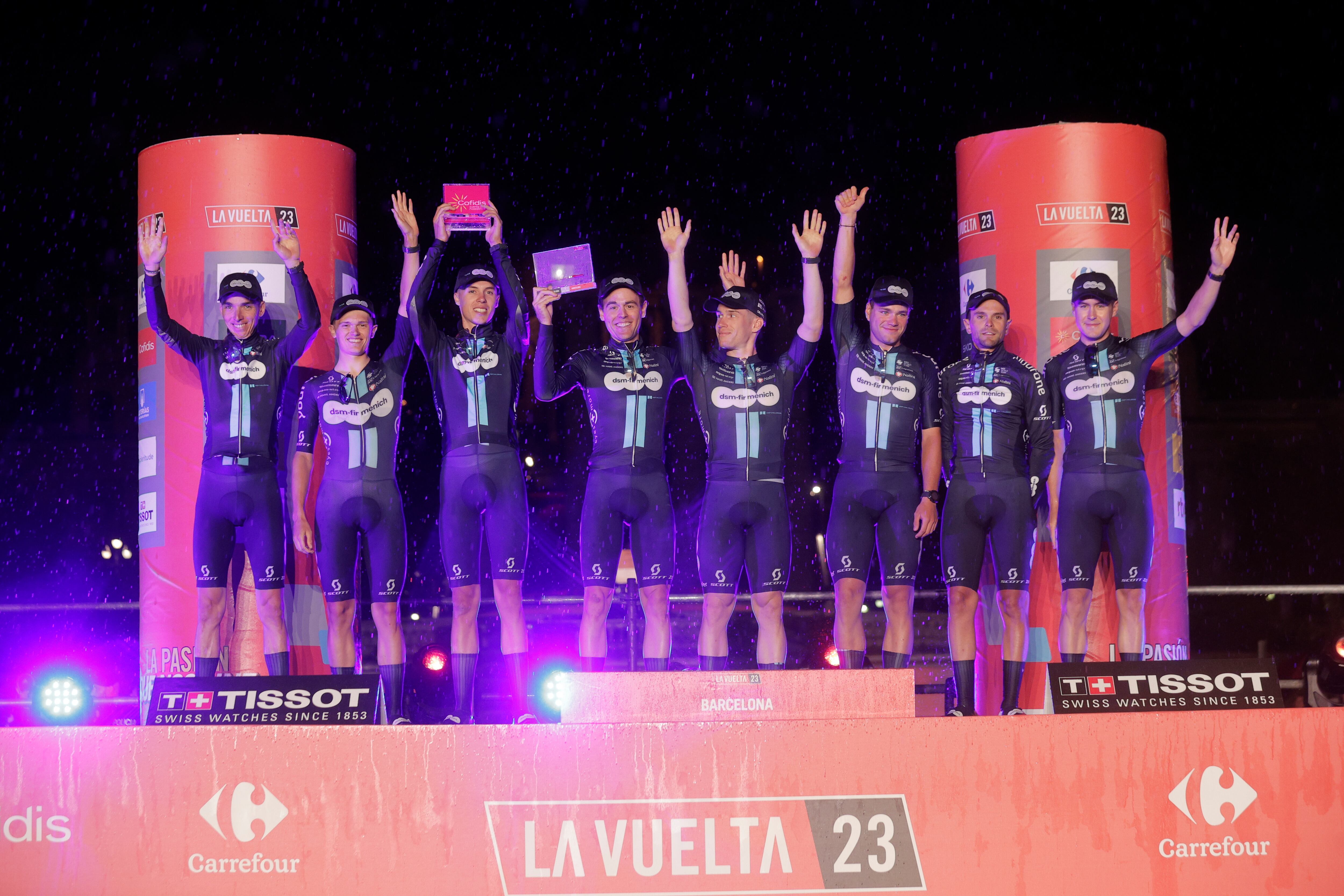 El equipo DSM-Firmenich se sube al podio como ganador de la primera etapa de la vuelta ciclista España, una contrarreloj por equipos de 14,8 kilómetros que ha transcurrido por las calles de Barcelona. EFE/Manuel Bruque