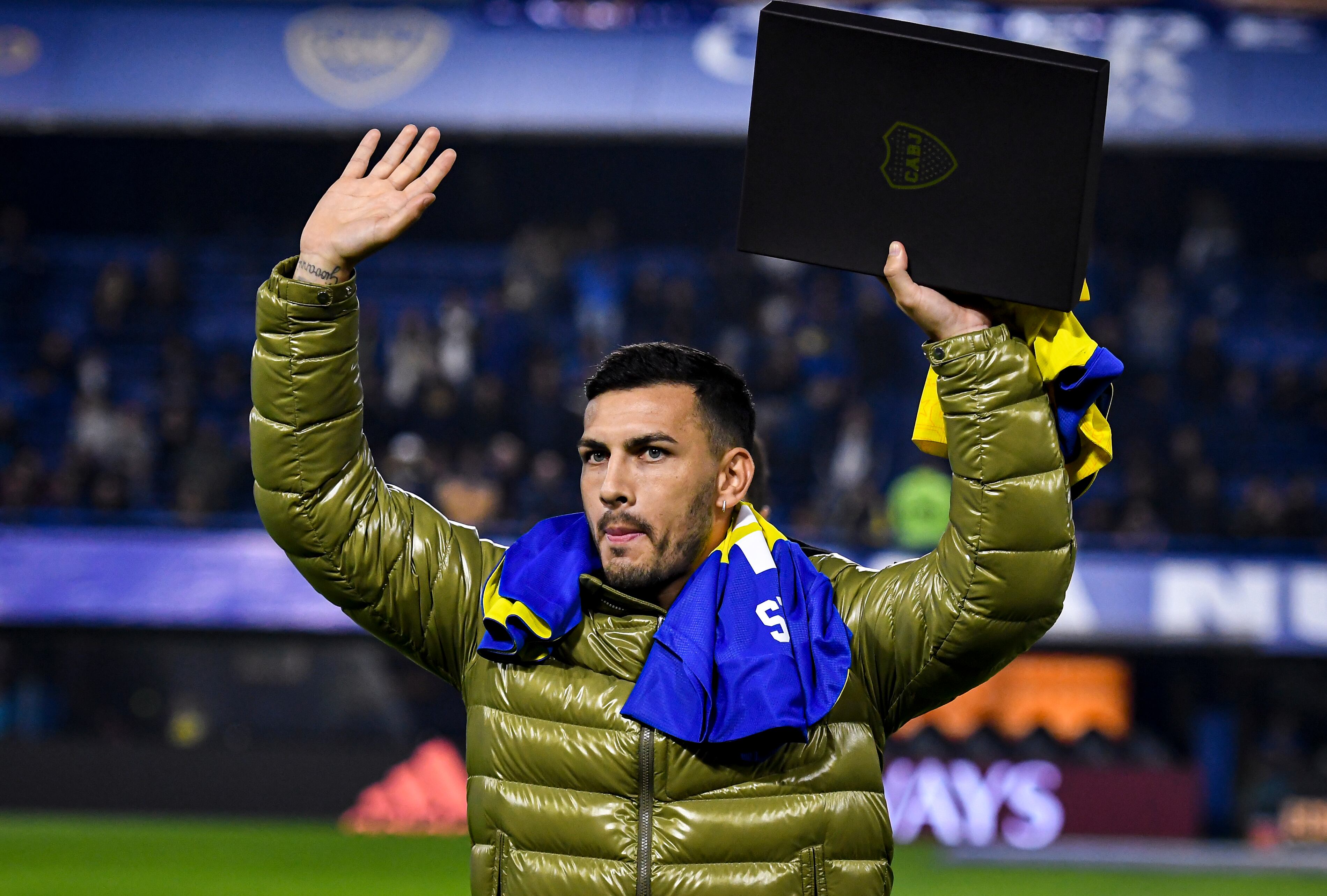Leandro Paredes siendo homenajeado en el Estadio de La Bombonera. FOTO: Marcelo Endelli/Getty Images