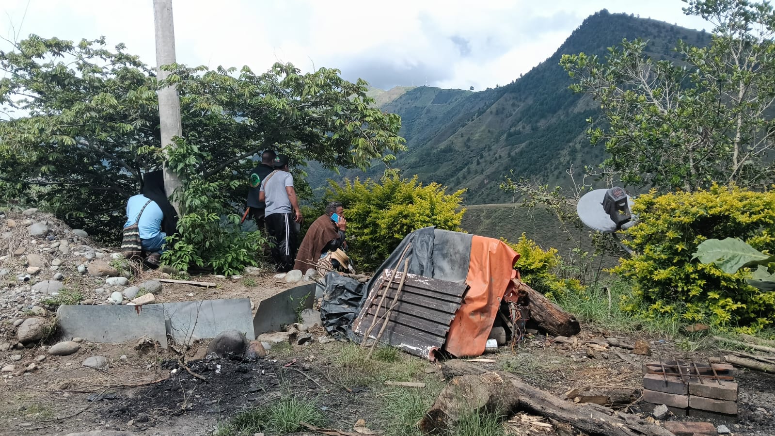 Integrantes de la guardia indígena protegiéndose de los ataques. CRÉDITO: Suministrada