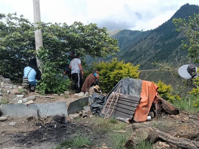 Integrantes de la guardia indígena protegiéndose de los ataques. CRÉDITO: Suministrada