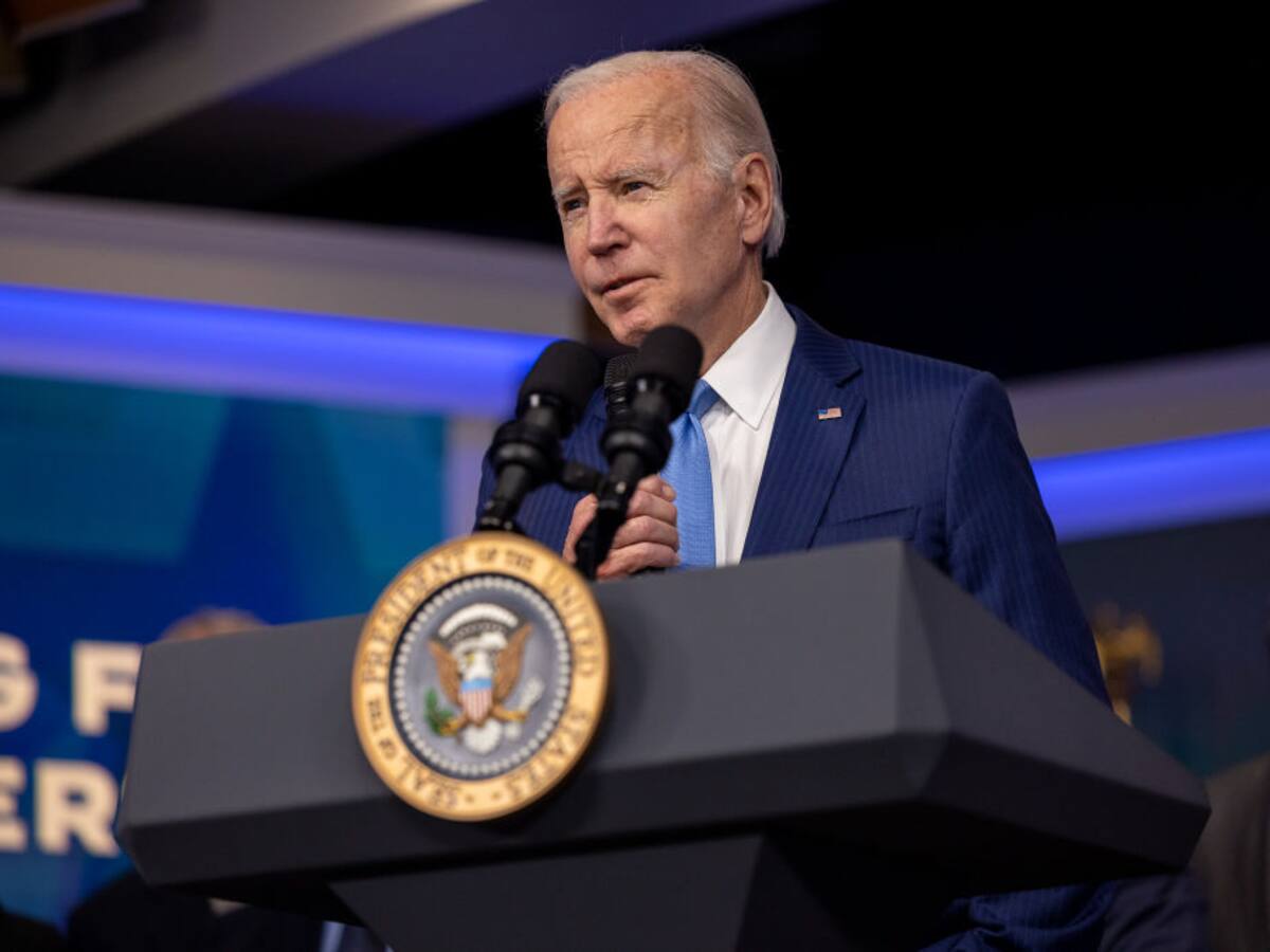 Joe Biden pide prohibir armas de asalto semiautomáticas tras tiroteos en EE.UU.