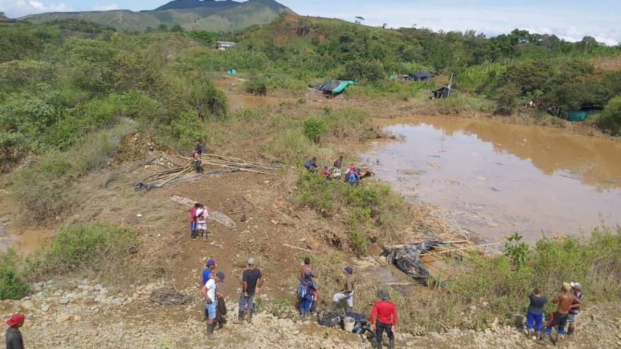 Continúan las operaciones de búsqueda para encontrar a la última víctima mortal. Crédito: Bomberos de Popayán.