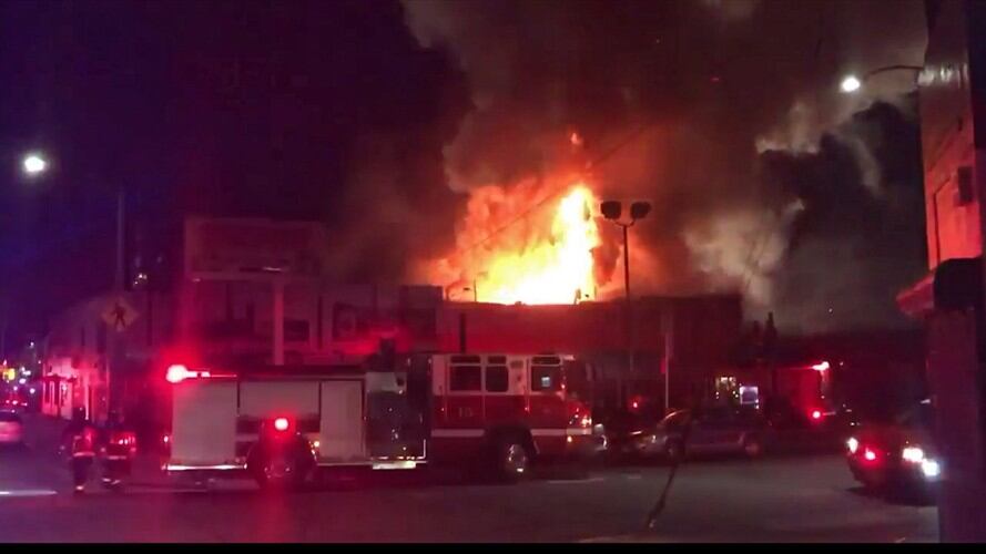 Incendio en bodega de California deja al menos nueve muertos. Foto: Agencia EFE