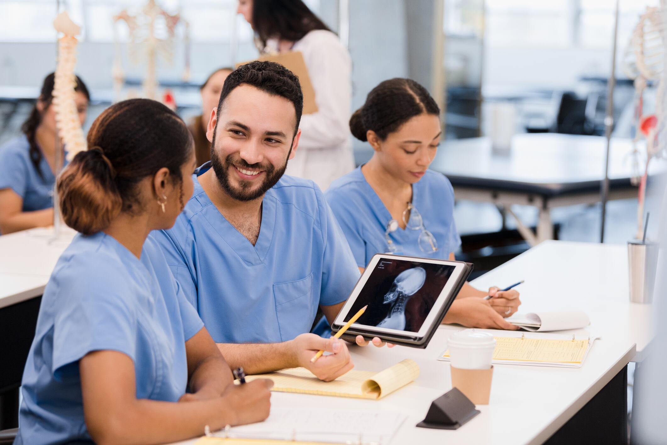 Tres estudiantes de medicina en clase (Getty Images)