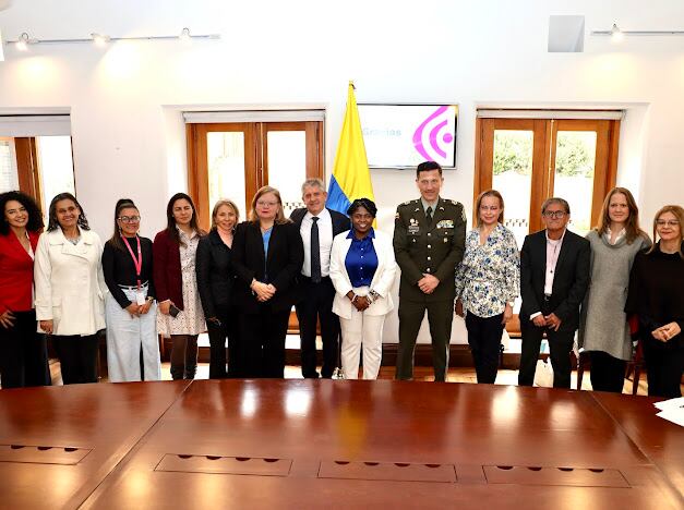 Vicepresidenta propuso contemplar la visión de familia extensa para adopción de niños en el país. Foto: Vicepresidencia.