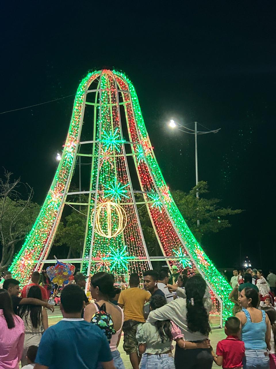 : Iluminación navideña del 2024/ Montiner Alvis