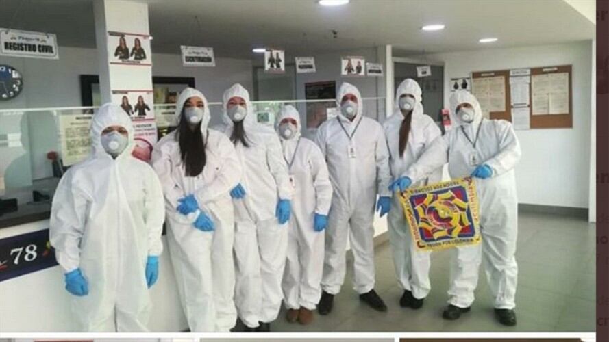Las fotos de la Notaría 78 donde se ve el equipamiento médico con los que cuentan los trabajadores ha generado polémica sobre qué profesionales necesitan eso trajes.. Foto: Twitter