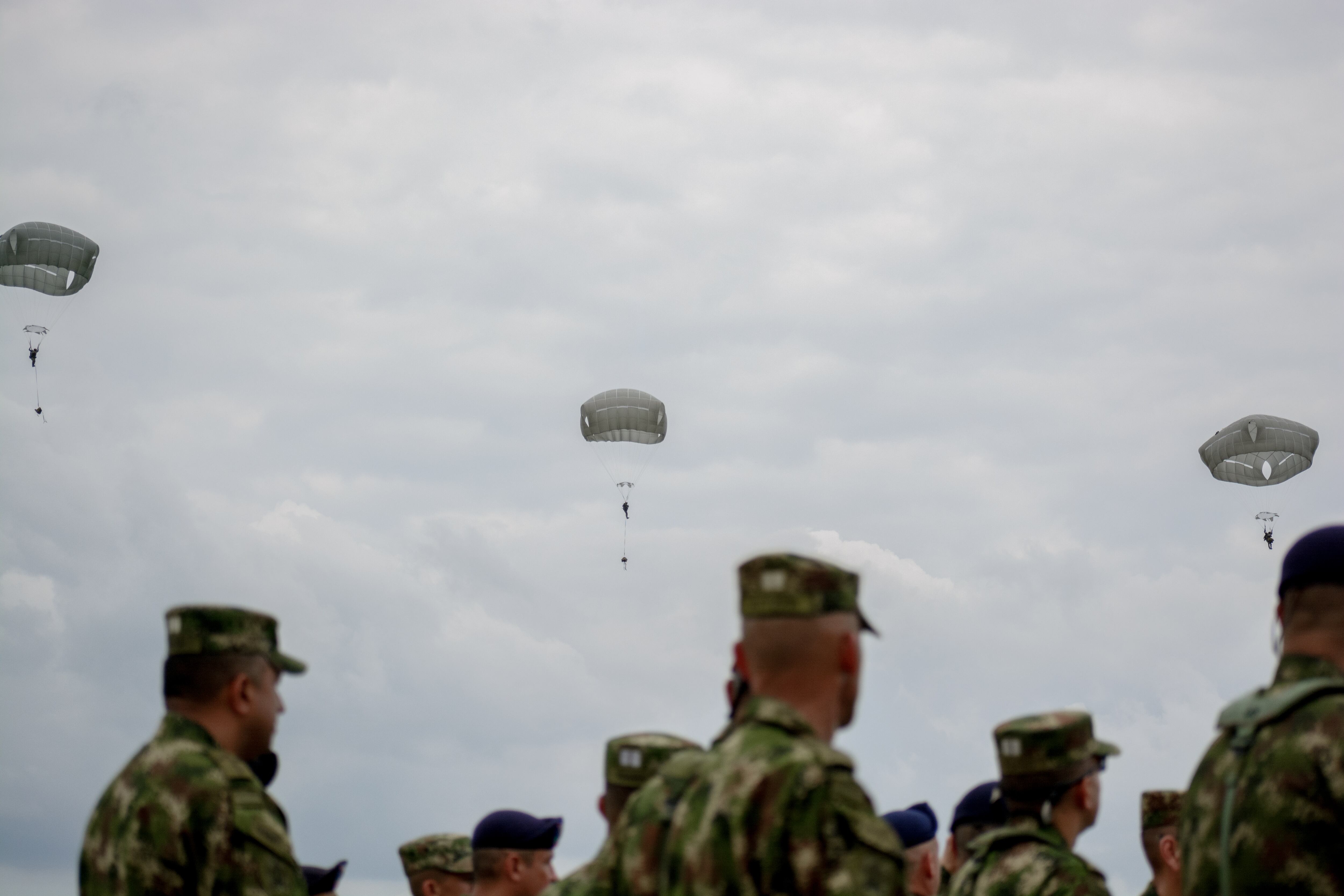 Ejercicio de paracaidismo del Ejército Nacional (GettyImages)