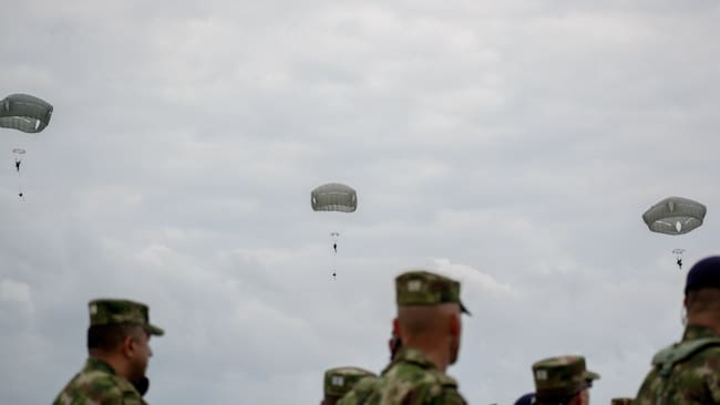 Ejercicio de paracaidismo del Ejército Nacional (GettyImages)