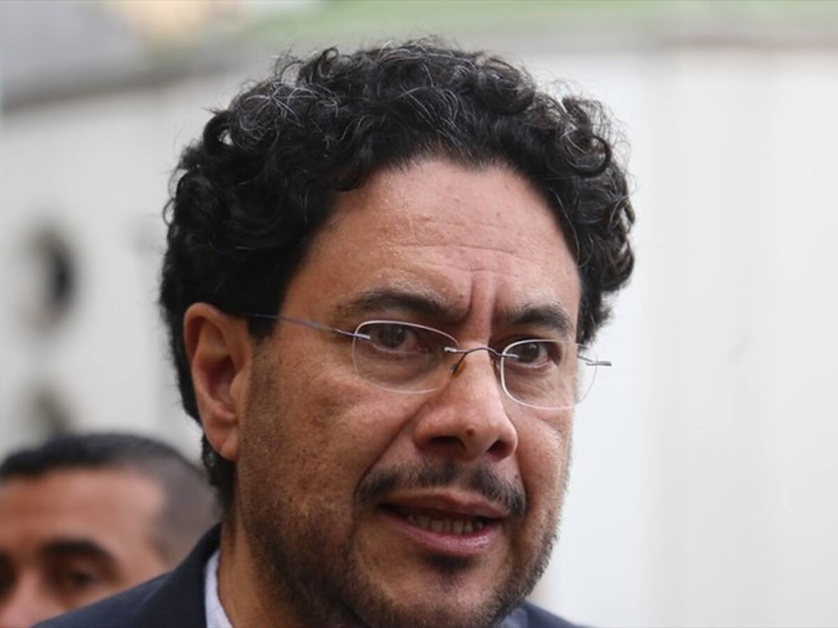Iván Cepeda pide que se capture a Diego Cadena