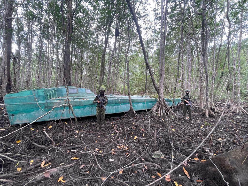 Semisumergible que incautó el Ejército.