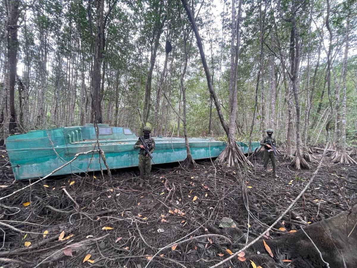 Ejército incauta dos semisumergibles ilegales de disidencias de las Farc en Nariño