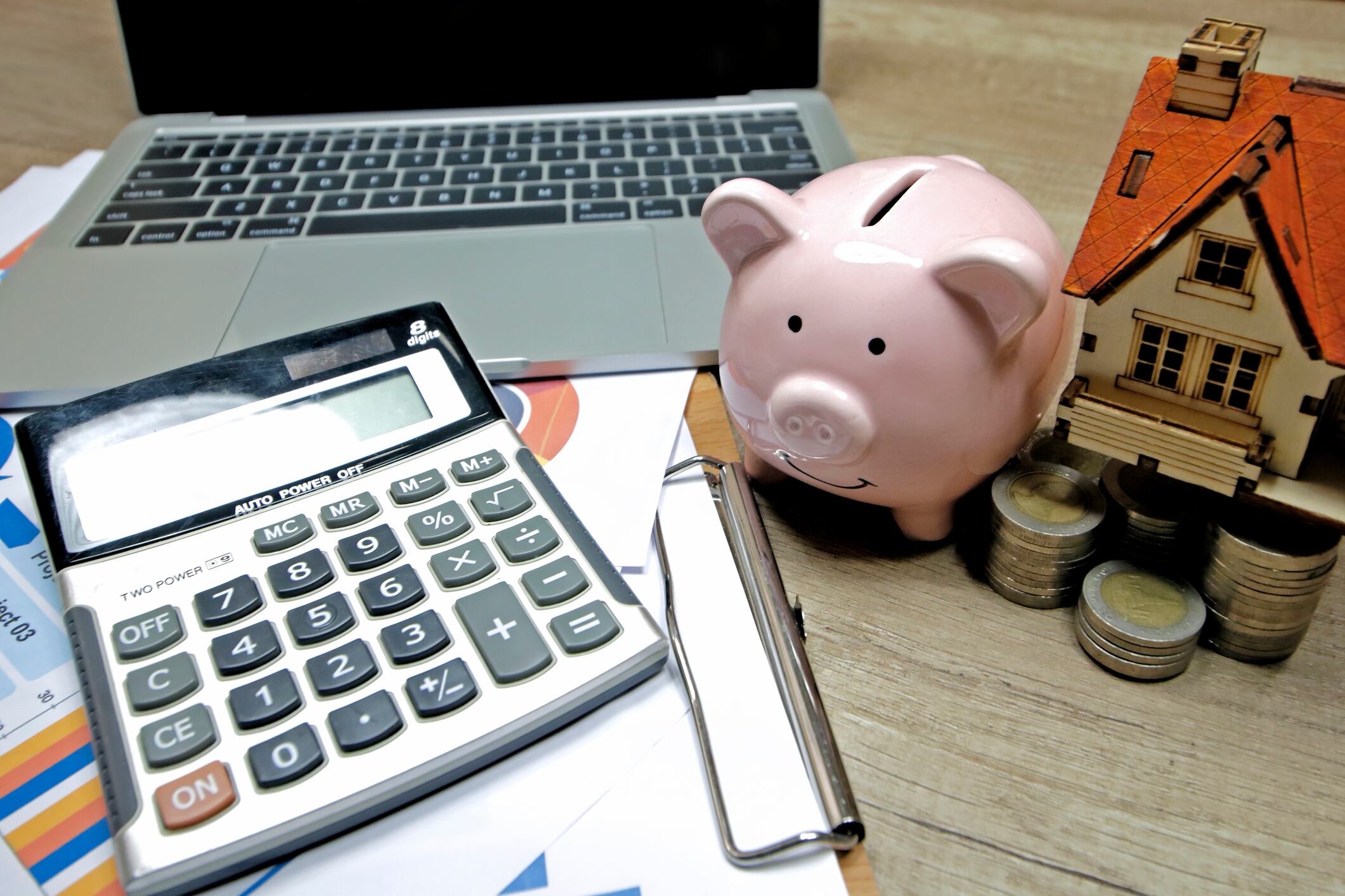 Mesa en la que se están haciendo cálculos sobre dineros de ahorros para vivienda (Getty Images)