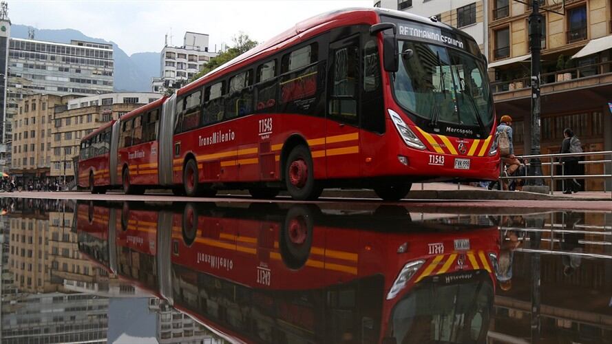 Debido a las manifestaciones que se presentaron en la ciudad el viernes, varias estaciones amanecen cerradas en la capital.. Foto: Colprensa
