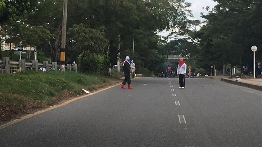 Encapuchados bloquean la vía Montería-Cereté. Foto: Cortesía