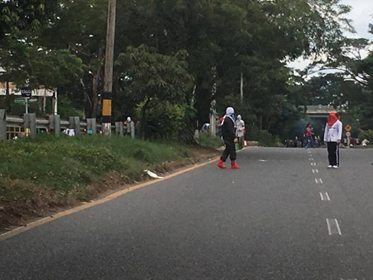 Encapuchados bloquean la vía Montería-Cereté