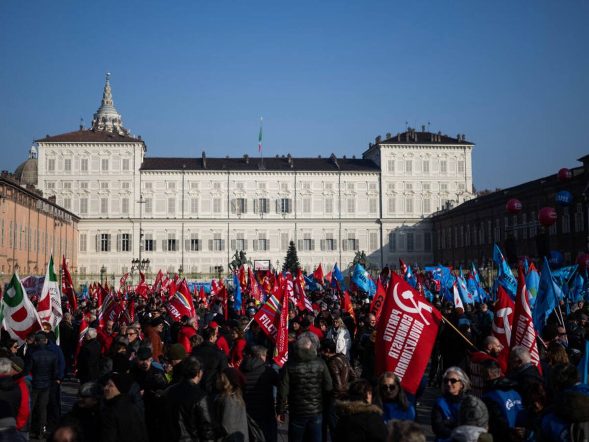 Miles de personas protestan en Italia contra con los presupuestos generales de Meloni
