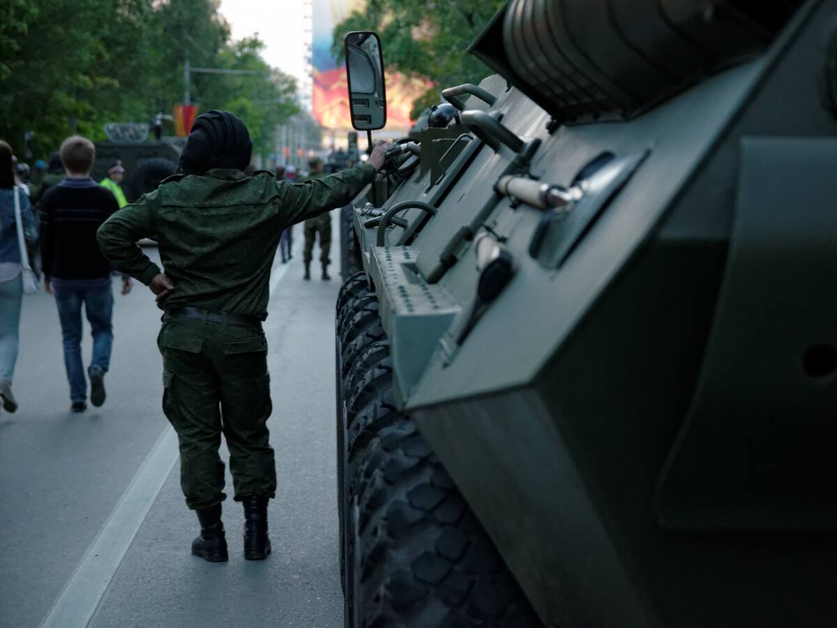 Periodista rusa que protestó por campaña militar en Ucrania huyó de Rusia