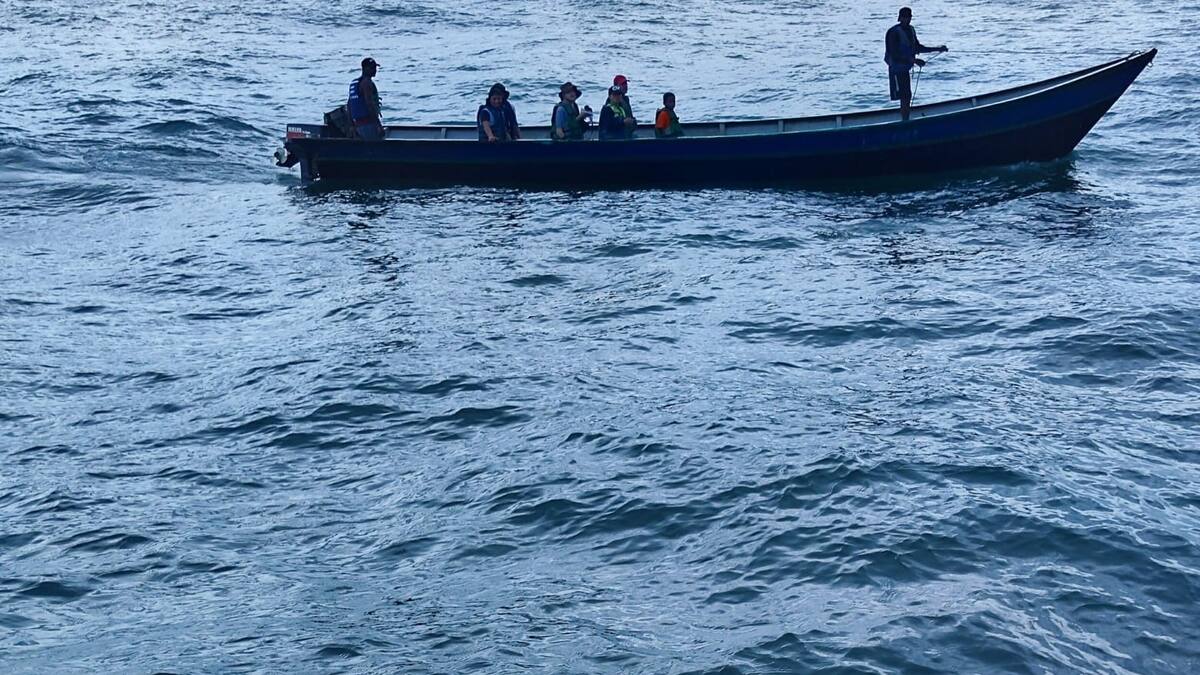 Rescatan a embarcación con 18 personas que fueron a ver ballenas jorobadas y naufragaron