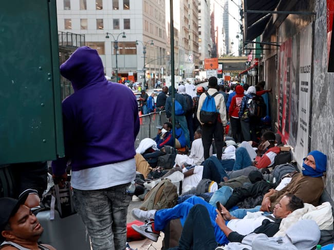 Migrantes acampan en las afueras del Hotel Roosevelt en Manhattan.  (Foto: Luiz C. Ribeiro for NY Daily News via Getty Images)
