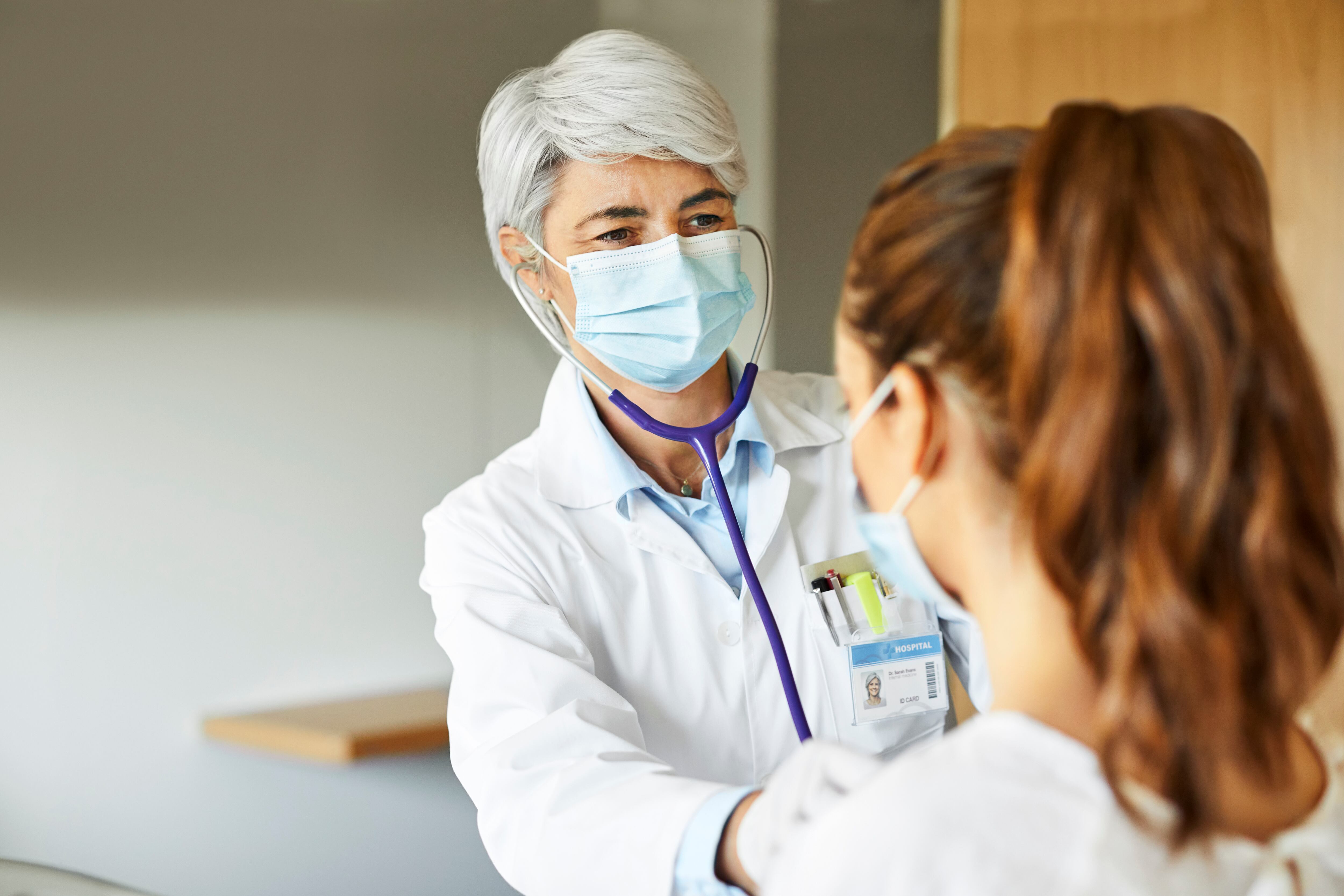 Médico examinando a una paciente (GettyImages)