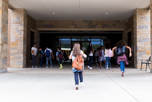 Referencia niña menor de edad ingresando al colegio. Foto: Getty