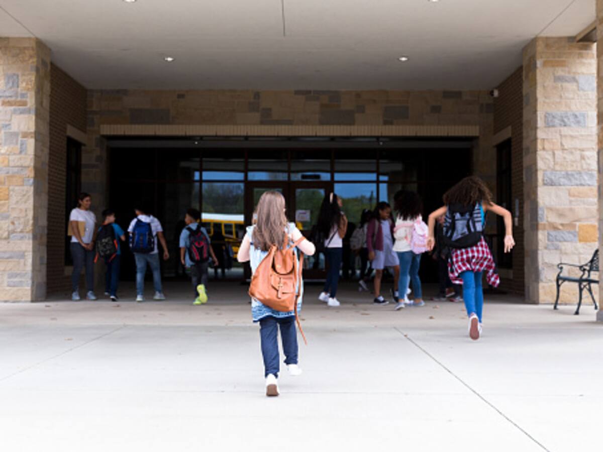 Padres denuncian que a su hija no la recibieron en siete colegios de Bogotá por ser una familia homoparental