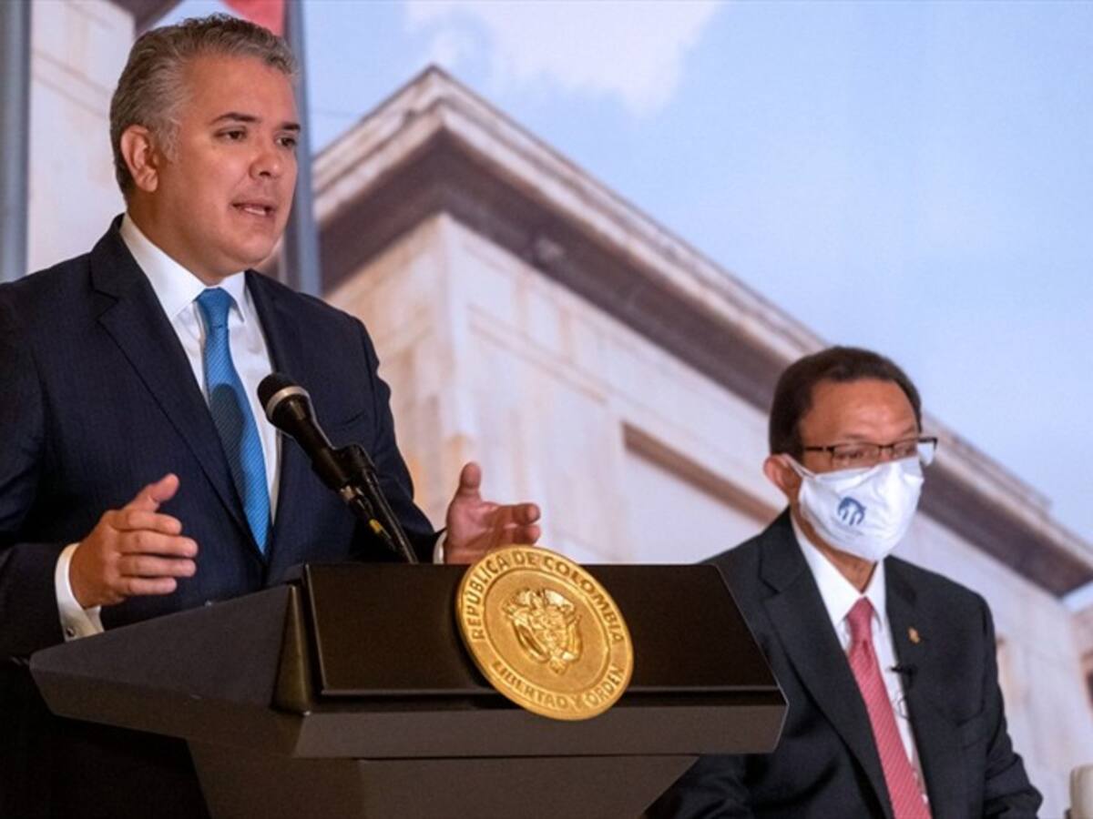 Paramilitares no pueden pretender vincularse a la justicia transicional: Duque