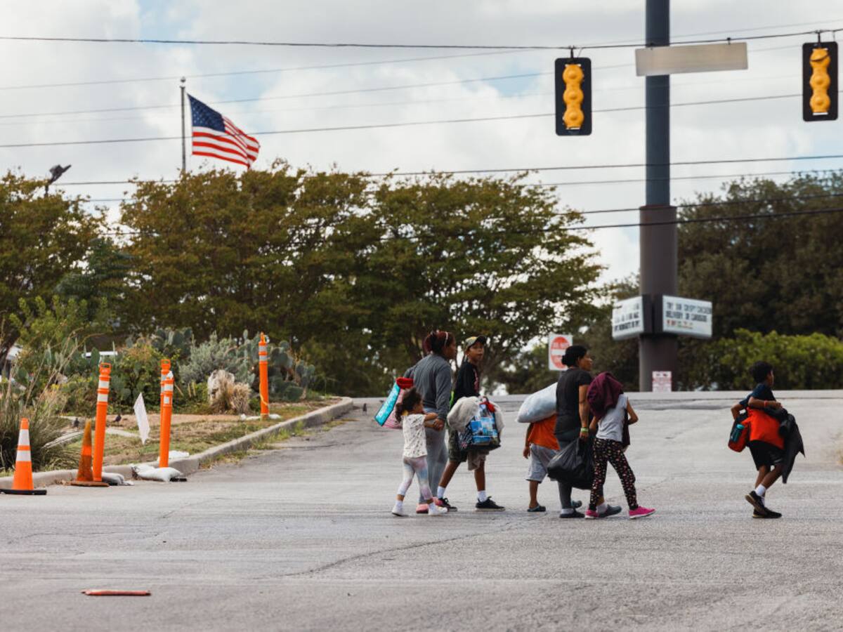 Congresistas demócratas de EE.UU. piden investigar los vuelos de inmigrantes