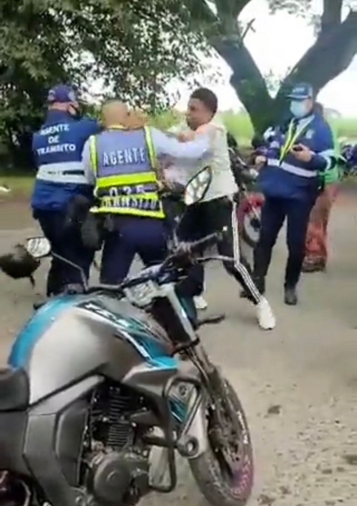 Las autoridades capturaron a los dos motociclistas que deberán responder por delito de violencia contra servidor público. Foto: Cortesía.