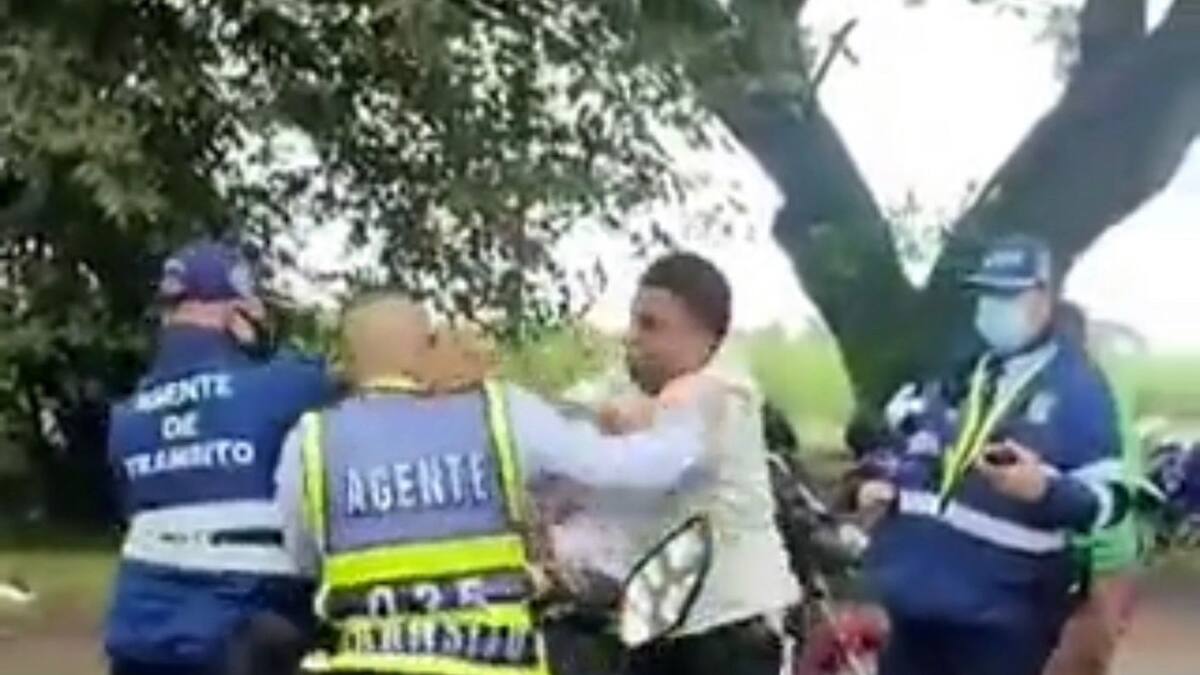Brutal golpiza a agentes de tránsito en Candelaria en medio de un operativo