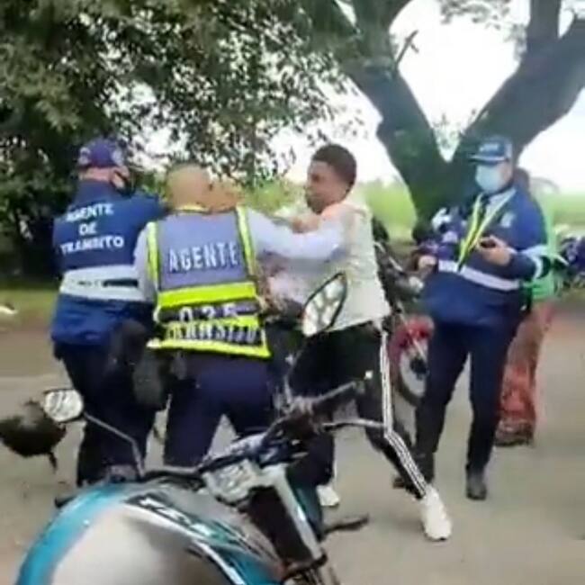 Las autoridades capturaron a los dos motociclistas que deberán responder por delito de violencia contra servidor público. Foto: Cortesía.