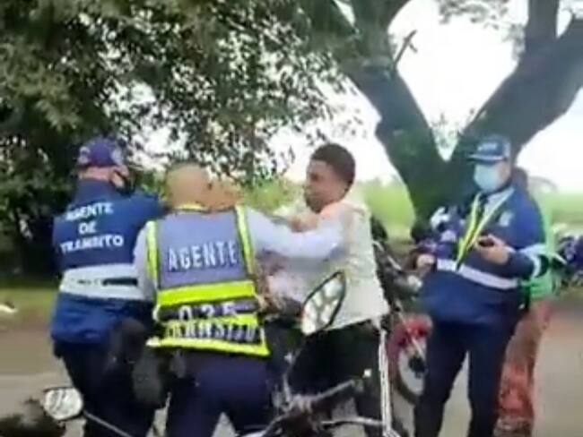Las autoridades capturaron a los dos motociclistas que deberán responder por delito de violencia contra servidor público. Foto: Cortesía.