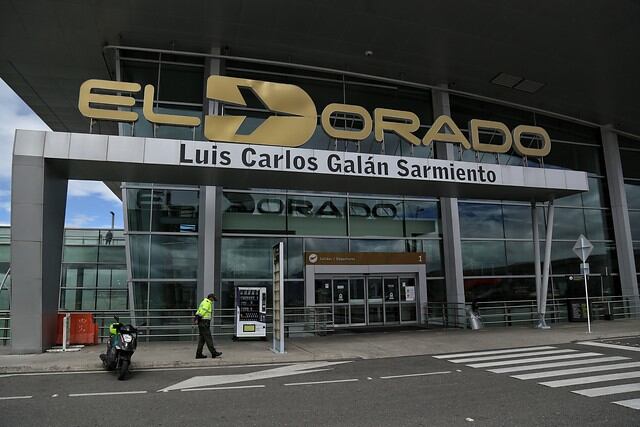 Mujer haitiana y su hijo que quedaron atrapados en El Dorado. Colprensa