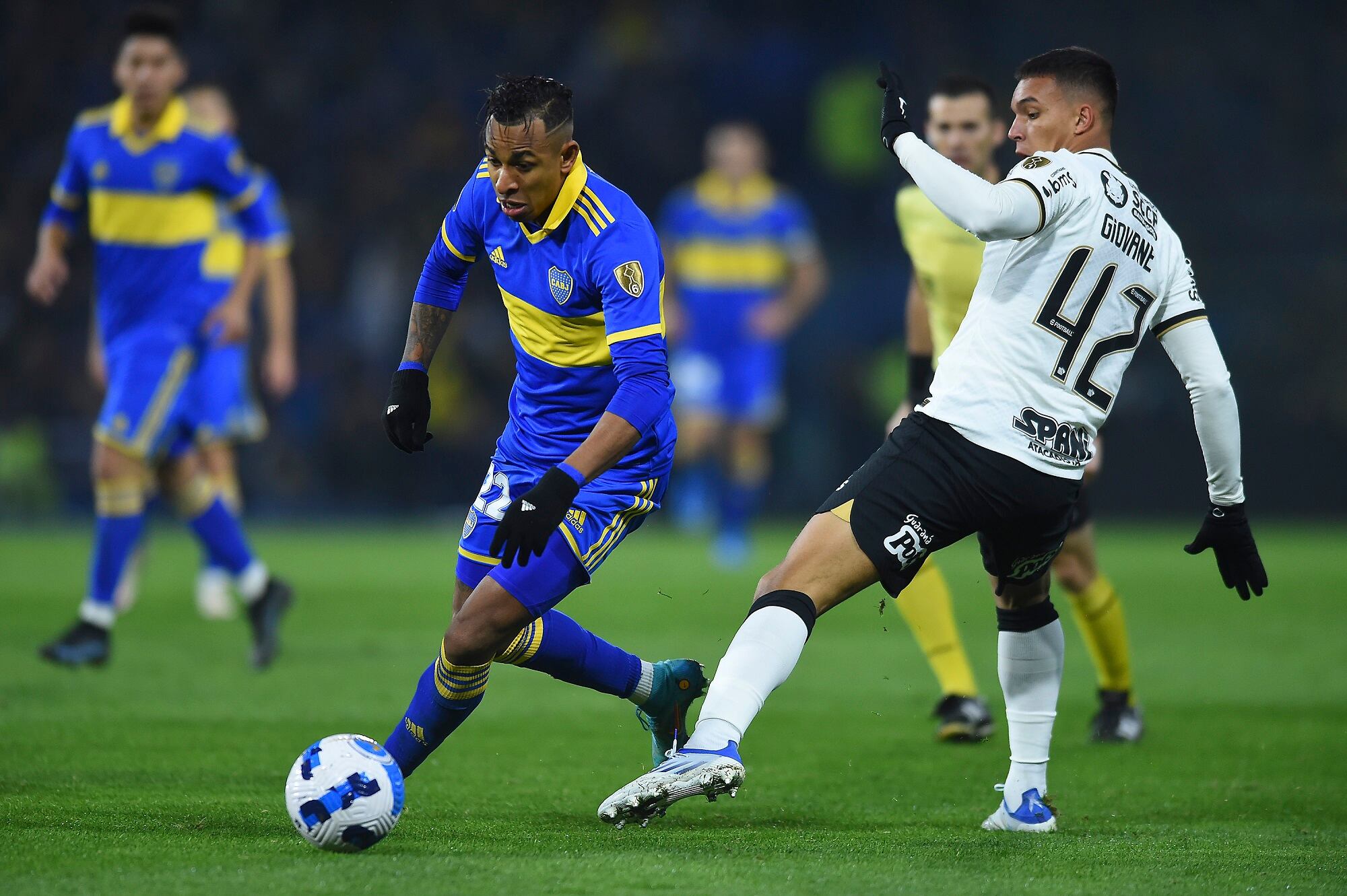 Sebastian Villa y Giovane en el juego de octavos de vinal de la Copa Libertadores (Photo by Marcelo Endelli/Getty Images)