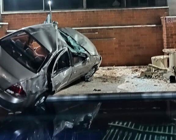 Vehículo cayó a una piscina en unidad residencial de Medellín. Foto: Alcaldía de Medellín.