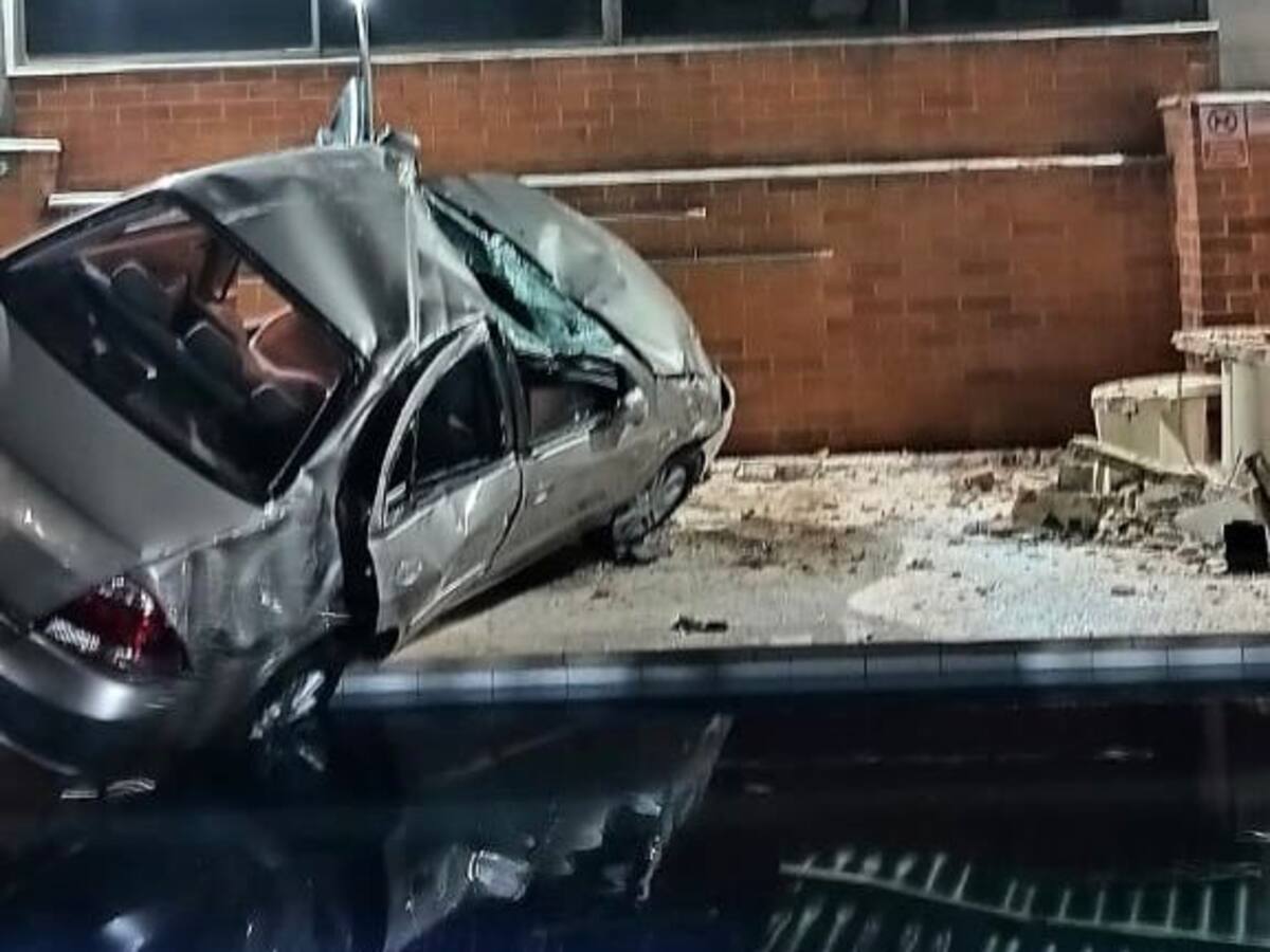 Vehículo cayó a una piscina en unidad residencial de Medellín