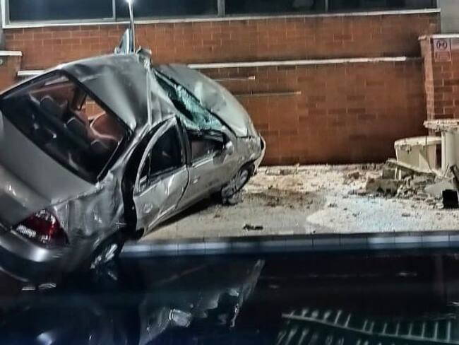 Vehículo cayó a una piscina en unidad residencial de Medellín. Foto: Alcaldía de Medellín.