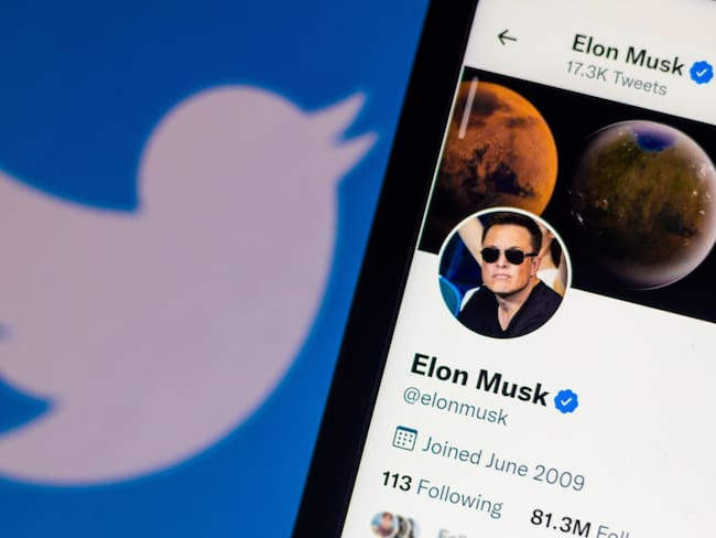 Elon Musk, el hombre más rico del mundo, anunció hoy que ha decidido detener el proceso de compra de Twitter. (Photo Illustration by Rafael Henrique/SOPA Images/LightRocket via Getty Images)