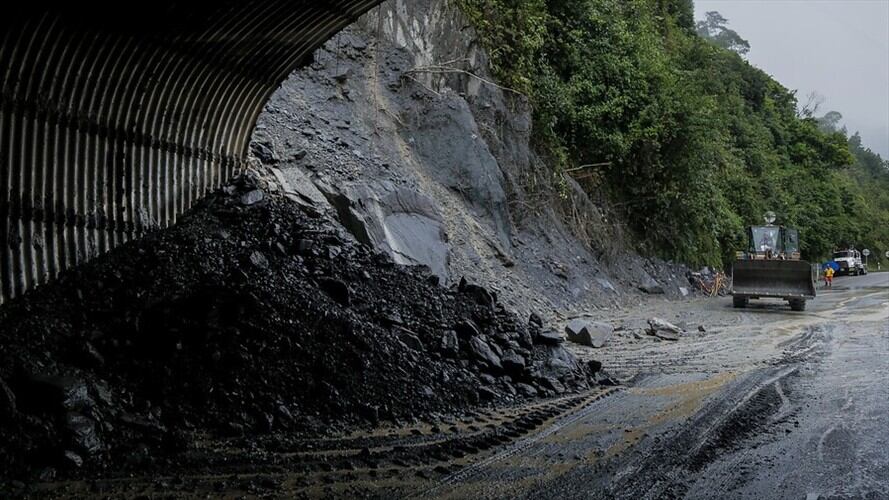 Invías supervisó los trabajos diarios que se hacen en km 58 de la vía Bogotá Villavicencio. Foto: Colprensa