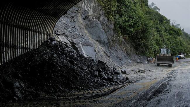 Invías supervisó los trabajos diarios que se hacen en km 58 de la vía Bogotá Villavicencio. Foto: Colprensa